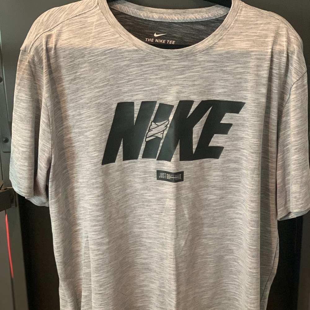 Men’s Grey Nike dri-fit shirt size XL